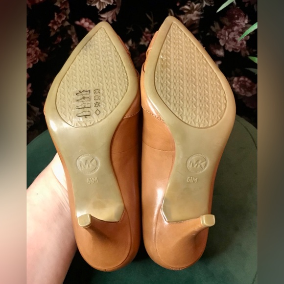 NWOT Michael Kors Warm Brown Leather Gold Toned Logo Tip 3 Inch Heels Size 6.5M - Picture 8 of 8